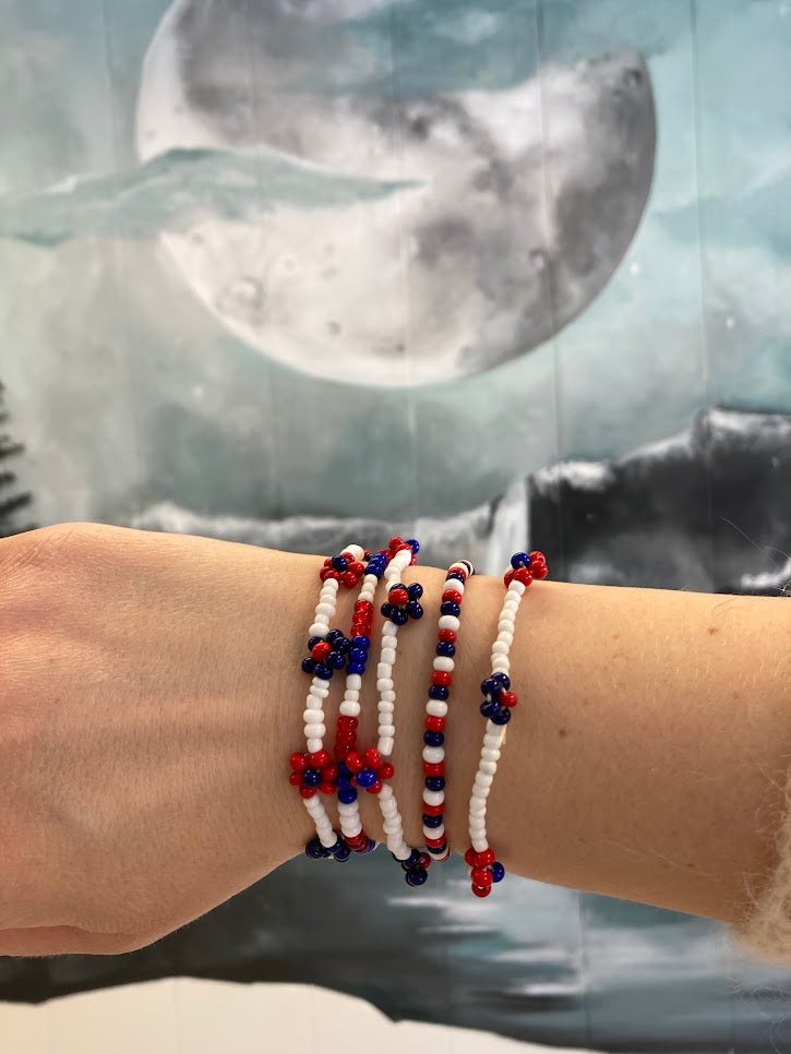 Armband raudt, kvitt og blått